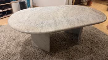 Zu verschenken: Ovaler Marmor-Couchtisch – nur Abholung