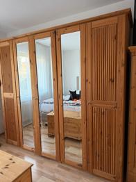 Vitrine und Kleiderschränke aus Kiefer