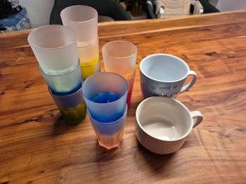 Gläser verschiedene Farben und 2 große Tassen zu verschenken