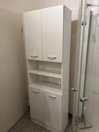 Einfacher Badschrank zu verschenken