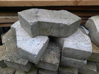 S-Form Pflastersteine zu verschenken, Knochenstein, Pflasterstein