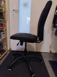 Schwarzer Schreibtischstuhl, funktioniert einwandfrei