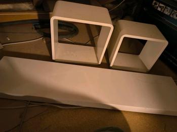 Regale und Würfel zu verschenken