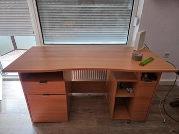 Schreibtisch zu verschenken! (geeignet v.a. für größere Menschen?