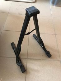 Gitarren Ständer Millennium (kaputter Halter)