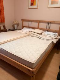 Doppelbett komplett u. Beistelltische mit Lampen