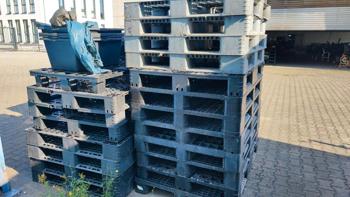 Kunststoffpaletten schwarz, Euro & Industrie, zu verschenken