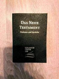 Zu verschenken Bibel in verschiedener Sprache.Kostenlos.Buch
