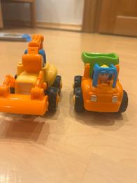 Kleine Kinderfahrzeuge: Bagger und Muldenkipper