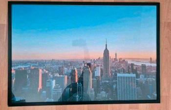 Großer schwarzer Bilderrahmen mit Poster & Teppich zu verschenken