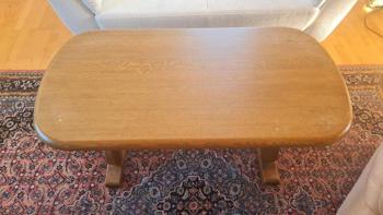 Wohnzimmertisch mit Gebrauchsspuren