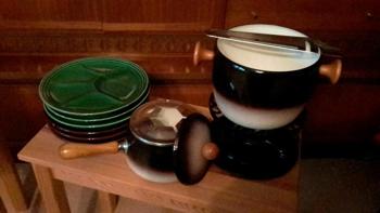 Fonduetopf inkl. Teller zu verschenken