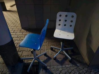 2 Schreibtischstühle für Kinder von Ikea zu verschenken