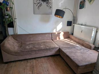 Braune Ekcouch mit Velourbezug