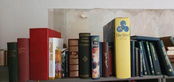 Kleine Bibelsammlung zu verschenken