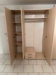 Kleiderschrank dreitürig Ahorn Nachbildung zu verschenken
