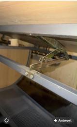 Ein Schreibtisch Stuhl und einen Schreibtisch