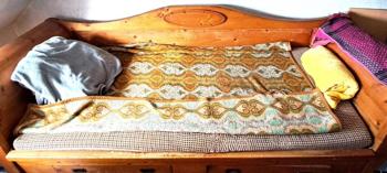 Älteres Sofa, Kiefernholz, ca. Länge 240 x Tiefe x 96 x Höhe Arm-