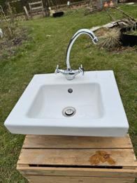 Spülbecken mit Armatur und Anschlüssen