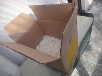 Karton zu verschenken mit Styroporkügelchen oder auch ohne